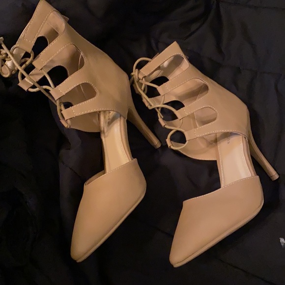 Women’s size 7 1/2 High Heels - Picture 9 of 16